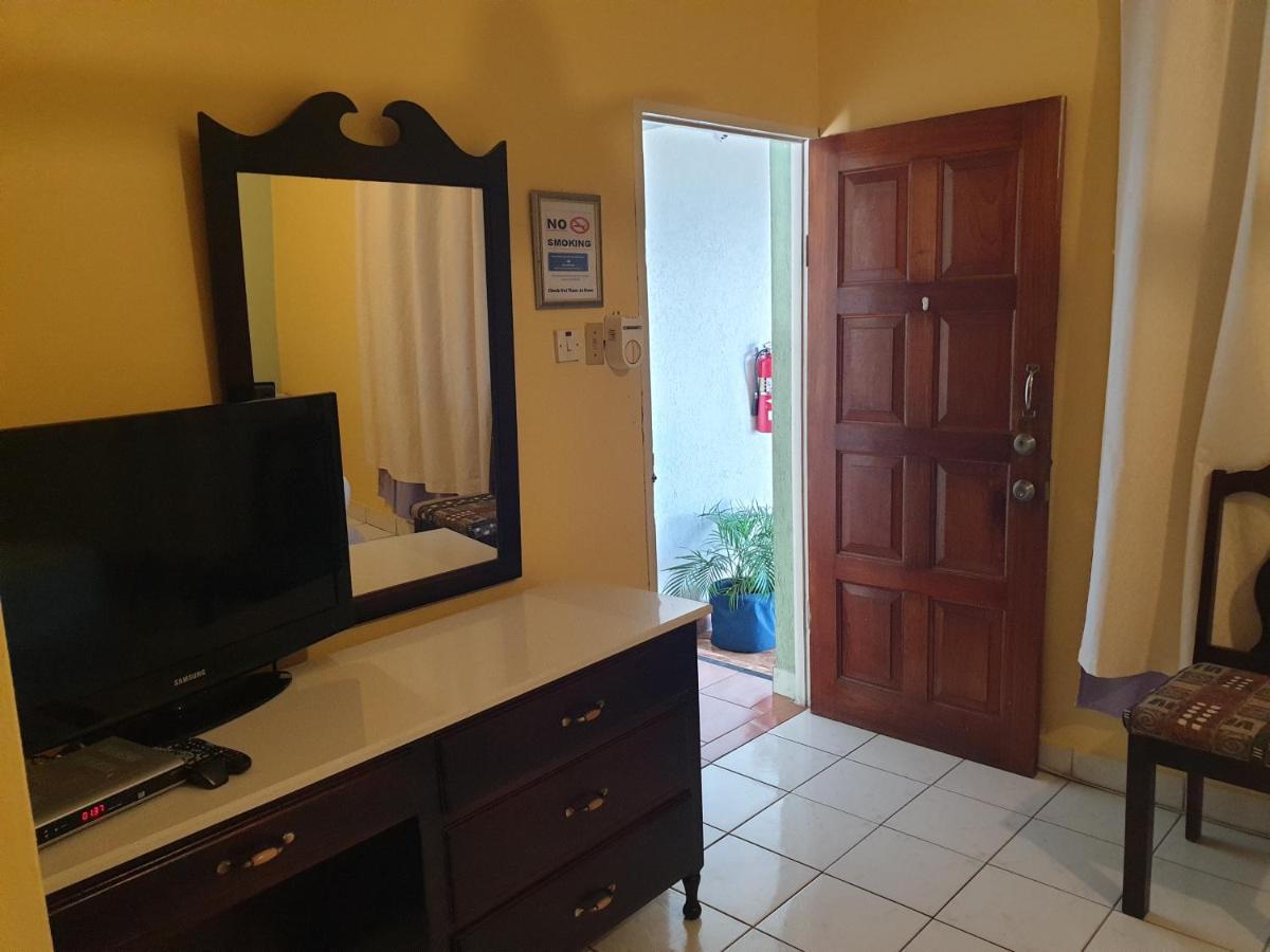 מונטגו ביי Palm Bay Guest House & Restaurant מראה חיצוני תמונה