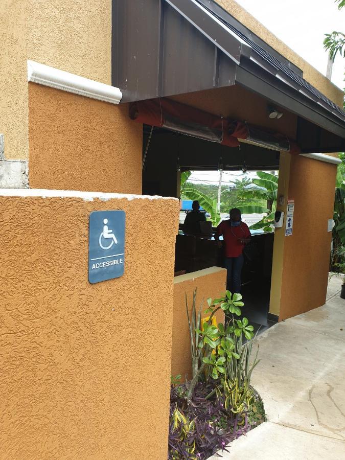 מונטגו ביי Palm Bay Guest House & Restaurant מראה חיצוני תמונה