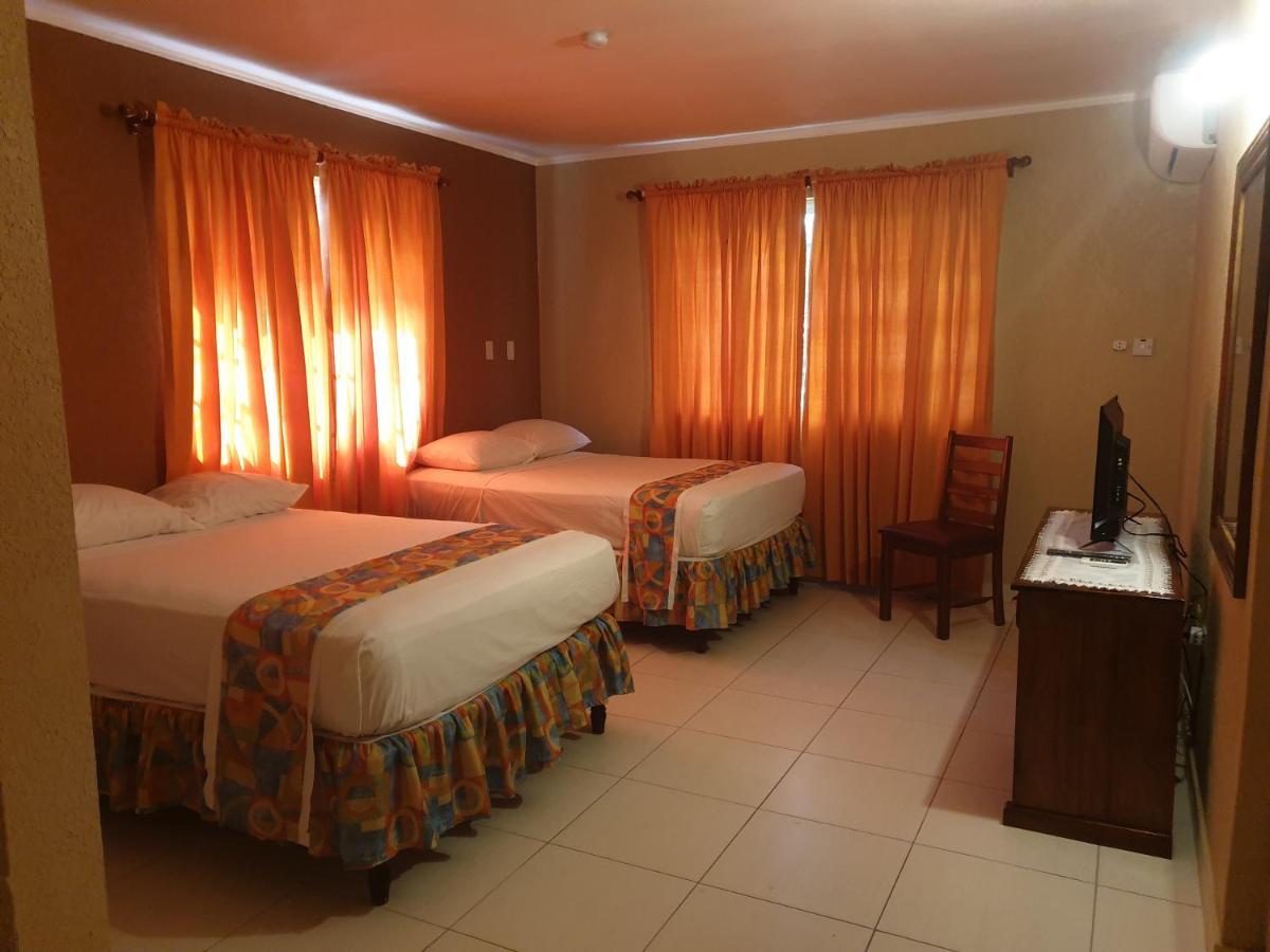 מונטגו ביי Palm Bay Guest House & Restaurant מראה חיצוני תמונה