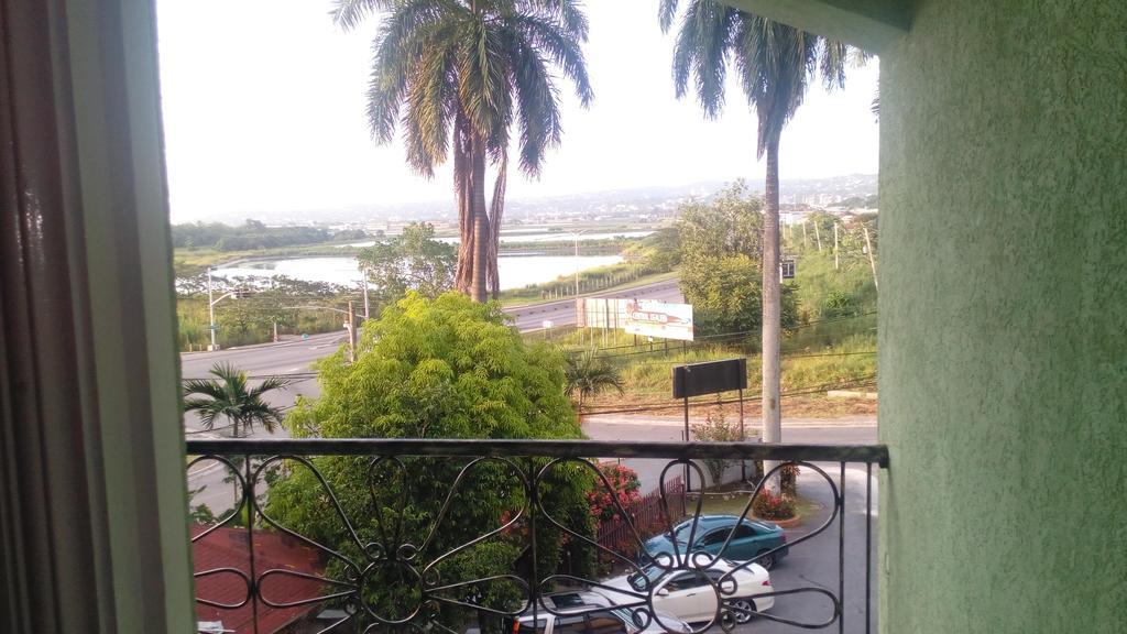 מונטגו ביי Palm Bay Guest House & Restaurant מראה חיצוני תמונה
