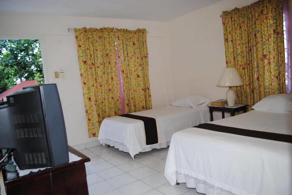 מונטגו ביי Palm Bay Guest House & Restaurant מראה חיצוני תמונה